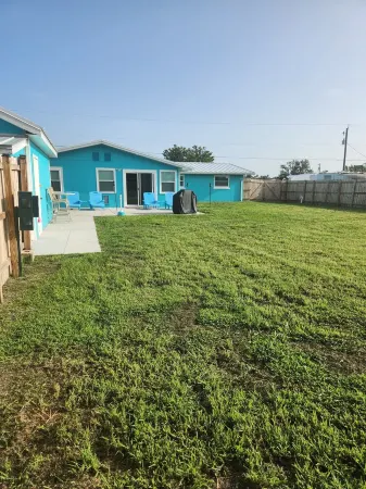 Cozy Blue 4 Miles to beach..Dogs allowed, Hot tub, firepit, Отели в г. Гров-Сити