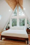 Maine Frame: Cozy Retreat in the Freeport Woods