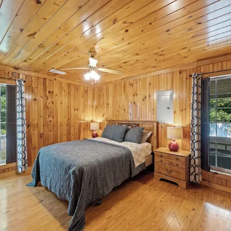 Charming 3-bedroom Tennessee River cabin with WiFi, AC & dock near Savannah, TN