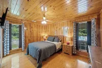 Charming 3-bedroom Tennessee River cabin with WiFi, AC & dock near Savannah, TN