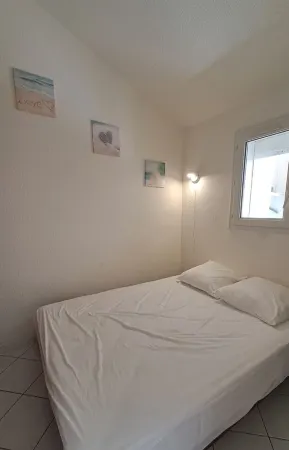 House in residence with swimming pool and direct access to the beach Отели в г. Фронтиньян