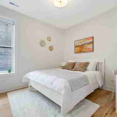 Wrigleyville 4Br • 1-Min Walk to Wrigley Field & Cta • Garage • Sleeps 8 Rooms