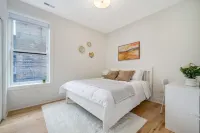 Wrigleyville 4Br • 1-Min Walk to Wrigley Field & Cta • Garage • Sleeps 8 - Apartments