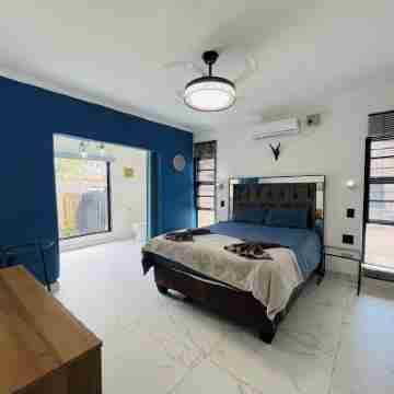 Charming 2-bedroom villa with WiFi, AC in tranquil Marloth Park Rooms