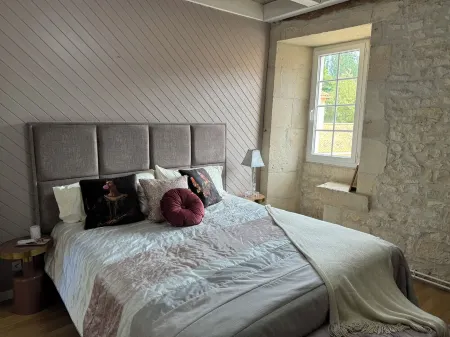 Charming updated and 4-bedroom mill house on the river with fantastic views. Отели в г. Шенон