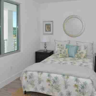 New Luxury Condo near Downtown Sarasota Sleeps 4. Pet Friendly with Gym & Pool! Rooms