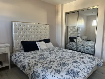 Bedroom and bathroom in a quiet townhouse. Sylmar / San Fernando附近的飯店