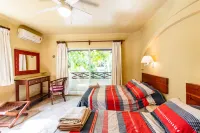 Rooftop w/ Oceaview.  1 min walk to a beautiful beach. 2 floors. Sleeps 8-10