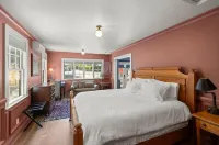 The Monarch - charming cottage in prime downtown Jacksonville w/AC + luxury bath