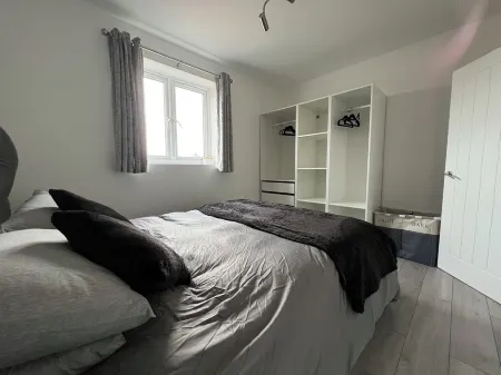 1-Bedroom Apartment – Business & Leisure | Sleeps 4 | Free Parking & Netflix