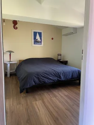 Very atypical downtown apartment. Old oil mill! Hotels in La Crau