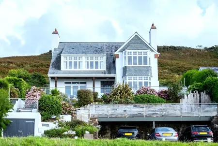 Luxury beach-front House with fantastic sea views in Woolacombe with parking Отели в г. Вулакомб