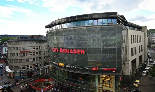 Beautiful 3-bedroom apartment in City Center. Sleeps 10. Free Wifi, Free Parking