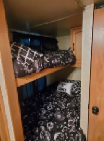 Camper sleeps 6 Nestled in a Wooded Area. Pet Friendly, Fire Pit, spacious 雷克斯酒店