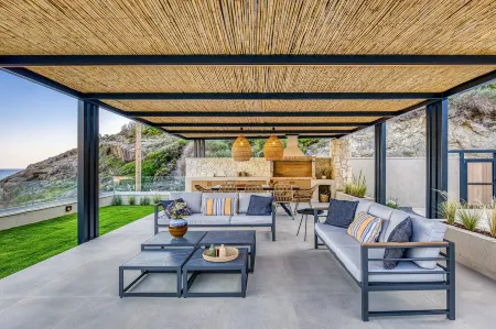 Enjoy a private swimming pool & a barbecue station just 2 steps from the beach.