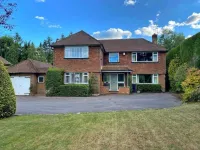 Large Family Home With Heated Pool, Private Garden & Yoga Studio / gym Hotels near Waverley Abbey