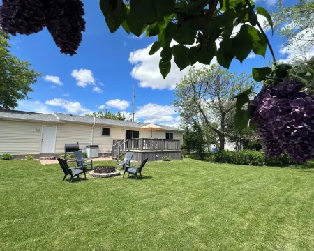 Charming 3 Bedroom 2.5 bathroom finished basement, Huge yard and Charcoal grill Hotels in Baraboo