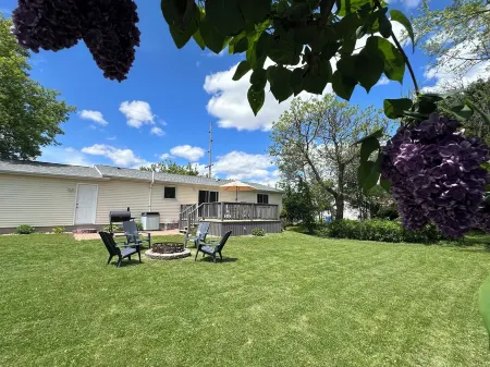 Charming 3 Bedroom 2.5 bathroom finished basement, Huge yard and Charcoal grill Отели рядом с достопримечательностью «Университет Висконсин в Барабу / Сок»