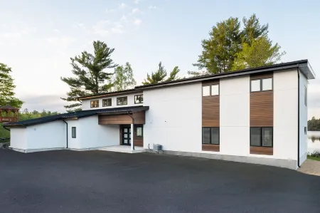 Spectacular Muskoka Lakehouse near Oastler Provincial Park and Rose Point Trail