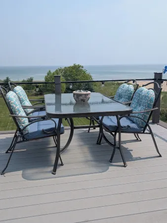 Beachfront home with beautiful view! Spacious 4-bedroom in charming Kewaunee.