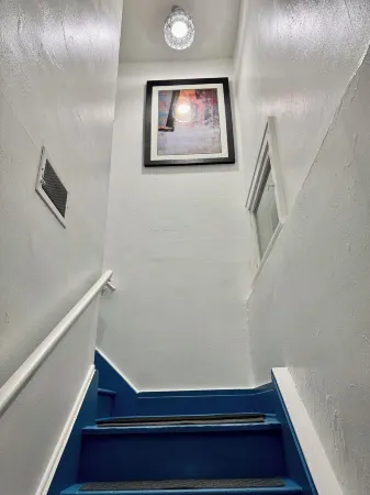 Charming 2-bedroom apartment in Pleasant Blasdell with morning breakfast. Отели в г. Бласделл