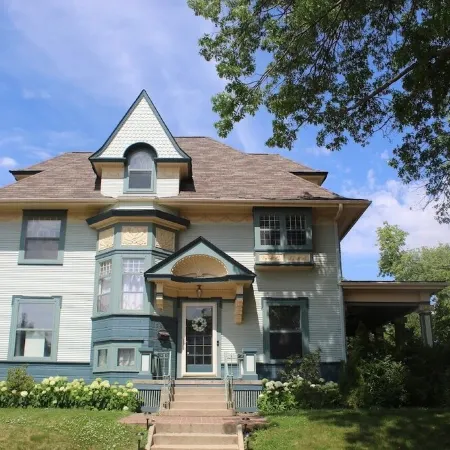 The Grand Rapidian- Historic 4-bedroom House with Fenced in Yard! Pet Friendly!
