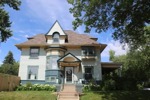 The Grand Rapidian- Historic 4-bedroom House with Fenced in Yard! Pet Friendly!