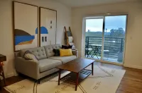 Space Needle and Mountain View. Top-Floor Condo