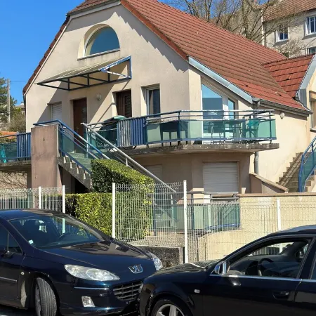 Le Bacquin 21 town center 2 minutes away, train station 700 m away, secure private parking.