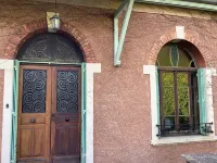 Villa de Charme Rétro Avec Jardin Ombragé Dans le Centre de La Tour de Salvagny Hoteles en La Tour-de-Salvagny
