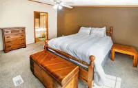 Quiet Farm setting surrounded hundreds of acres of fields. Workers welcome.
