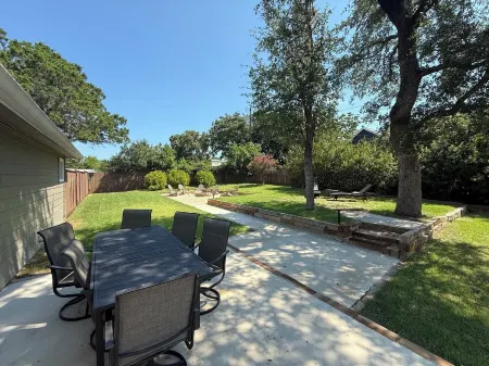 Charming 3-bedroom house with fitness room and AC in Bandera