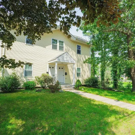 Spaciously Convenient Lake House 4 BR, 2 BA, Unit2