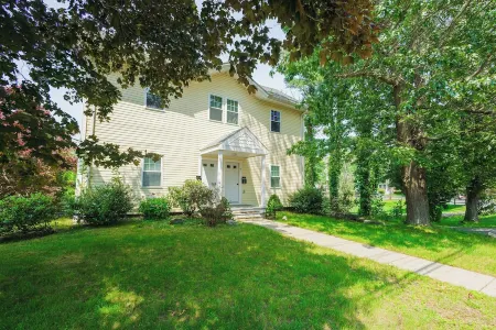 Spaciously Convenient Lake House 4 BR, 2 BA, Unit2