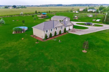 Peace & luxury farm -  POOL, Labyrinth near beach Отели в г. Халдиманд Каунти