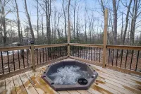 Raccoon House & Spa. Scandinavian style retreat w/ sauna and hot tub.