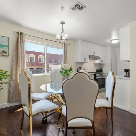 Cozy&Stylish DT Alhambra Living Walk to Starbucks, Dining &Nightlife places