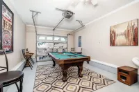 Comfortable 3 Bedroom Home with King Suite, Pool Table & Fenced Yard Hotels in James City