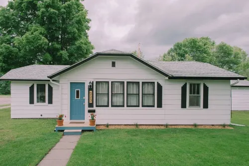 Newly Renovated Cozy 3 Bed, Bike Trails, Shopping, Food, Near Lake, Near Park!