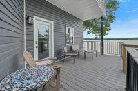 Driftwood Lodge: Boat Dock, Game Room & Lake Views