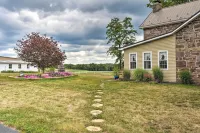 Farmhouse on River, 12 Miles to Liberty Mountain - Homestays