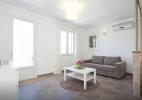 Charming studio, quiet, patio, 2-4p