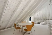 Featured in Boston Globe- fully renovated cape w/ pool & modern barn pool house