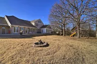 Grand Tulsa Getaway with Private Pond, Dock and Deck - بيت ضيافة