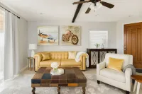 Romantic Hot Tub w/water view. Cute 3-bd Villa w/2 King beds and ensuite baths.