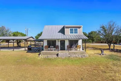 Hochland Haus Hotels near Hill Country Miniatures Museum