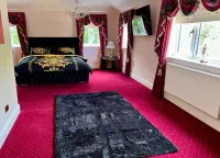 Stratford 4 BR Family Mansion with Pool, Gym & BBQ Hotels in Beaudesert