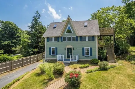 1620 Bayview- 1/2 mile to BID, 1 mi.  DTown, Ocean Views Private Yard