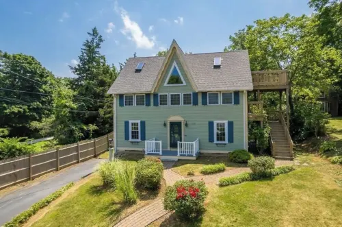 1620 Bayview- 1/2 mile to BID, 1 mi.  DTown, Ocean Views Private Yard