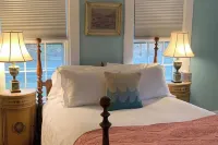 Historic, Antique Southern Maine Farmhouse For All Seasons - 5 mins to Portland!